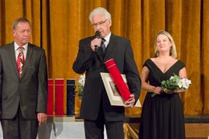 Ladislav Cvíček chvíli poté, co z rukou starosty Miroslava Kopečného oficiálně převzal titul čestného občana Kopřivnice. Během slavnostního večera bylo oceněno dalších sedm osobností, ale Cvíček byl jediným žijícím.
FOTO: DAVID MACHÁČEK