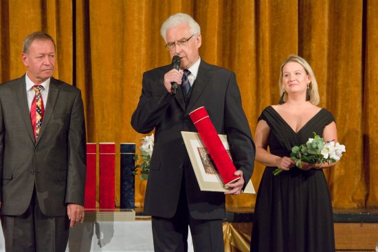 Ladislav Cvíček chvíli poté, co z rukou starosty Miroslava Kopečného oficiálně převzal titul čestného občana Kopřivnice. Během slavnostního večera bylo oceněno dalších sedm osobností, ale Cvíček byl jediným žijícím.
FOTO: DAVID MACHÁČEK