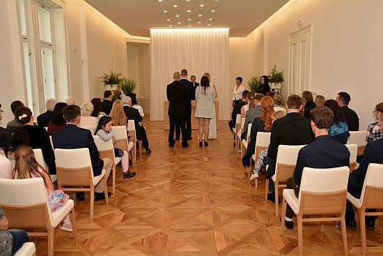 Interiér Ringhofferovy vily v závěru minulého týdne hostil první dvě svatby. Termíny na další obřady se rychle plní.
FOTO: DAVID MACHÁČEK
