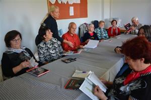 Senioři při besedě na Obvodním oddělení PČR v Kopřivnici obdrželi knihu i letáčky s poučením, na co si dávat pozor.
FOTO: DANA HOĎÁKOVÁ