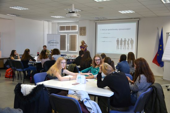 Žáci devátých tříd ze Základních škol Alšovy a 17. listopadu byli jedni z prvních, kteří prošli celodenním školením věnovaným etiketě.
FOTO: DANA HOĎÁKOVÁ