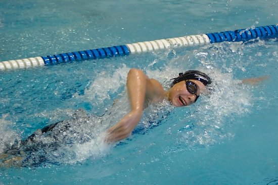Kopřivnická plavkyně Nikola Chovanečková si na Velké ceně vylovila z bazénu zlato na trati 200 metrů volný způsob.
FOTO: JANA RICHTEROVÁ