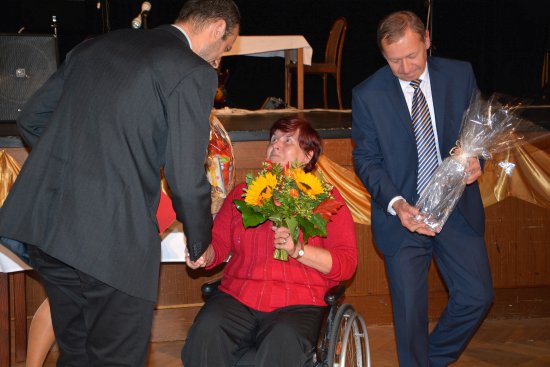 Po dvouleté pauze byl minulý týden na Společenském večeru pracovníků a dobrovolníků v sociální oblasti udělen titul osobnost sociálních služeb města Kopřivnice. Jeho letošní laureátkou je Irena Kučerková.
FOTO: DANA HOĎÁKOVÁ