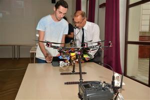 V rámci konference zaměřené na rozvoj talentů a polytechnického vzdělávání prezentovali studenti frýdecko-místecké průmyslovky zařízení, která sestavili. 
FOTO: D. MACHÁČEK