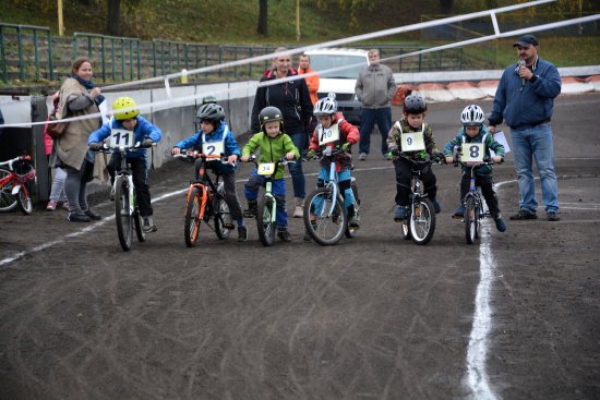 I přes nevlídné počasí se na start postavilo celkem 28 dětí, které se na kolech, koloběžkách či motokárách popraly s nástrahami plochodrážního oválu. 
FOTO: DANA HOĎÁKOVÁ