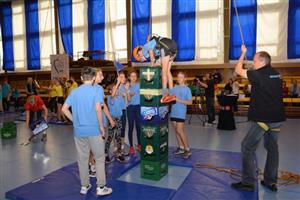 Tým ZŠ E. Zátopka při jedné z akčních disciplín soutěže místních škol, ve které nakonec obsadil celkové druhé místo.
FOTO: D. MACHÁČEK
