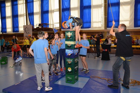 Tým ZŠ E. Zátopka při jedné z akčních disciplín soutěže místních škol, ve které nakonec obsadil celkové druhé místo.
FOTO: D. MACHÁČEK