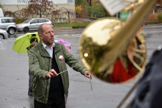 Dirigent Pierre Scotto řídil Městský dechový orchestr Kopřivnice při jeho vystoupení na náměstí T. G. Masaryka. Tento týden ale dechovka odehraje i celovečerní slavnostní koncert.
FOTO: DAVID MACHÁČEK