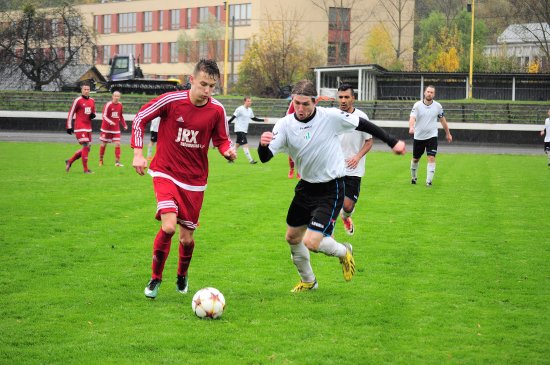 Miroslav Košárek (vpravo) byl jediným úspěšným kopřivnickým střelcem v derby proti Tiché, která nakonec těsným rozdílem zvítězila.
FOTO: KRISTINA ČABLOVÁ