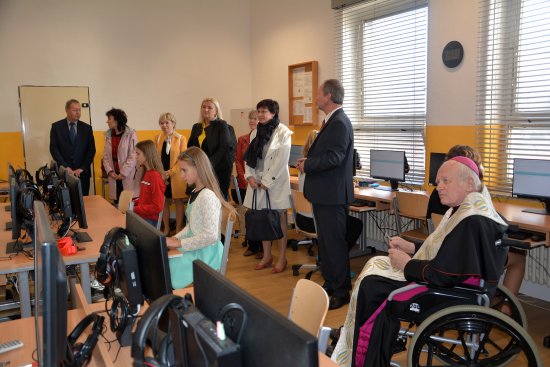 Zmodernizované učebny i výtah ZŠ sv. Zdislavy se v pátek 9. listopadu dočkaly slavnostního otevření. Žákům slouží od začátku školního roku.
FOTO: DANA HOĎÁKOVÁ