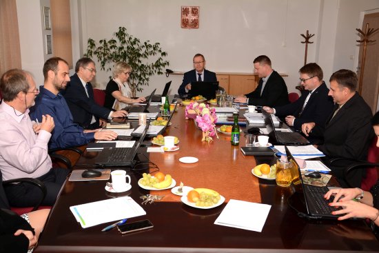 Sedmičlenná městská rada se k prvnímu jednání v novém volebním období sešla poprvé v úterý 6. listopadu.
FOTO: DAVID MACHÁČEK