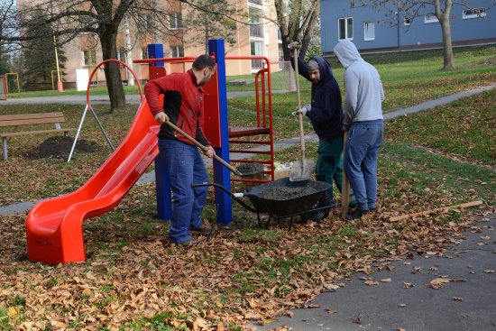 S instalací nových herních prvků v bytové zástavbě se začalo minulý týden v lokalitě Pod Morávií. Další budou následovat v nejbližších dnech.
FOTO: DAVID MACHÁČEK