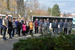 Stoleté výročí ukončení první světové války přilákalo na pietní setkání u pomníku padlých nezvykle mnoho Kopřivničanů, kteří si tak připomněli Den veteránů.  
FOTO: D. HOĎÁKOVÁ