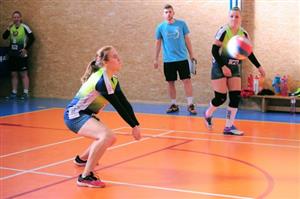 Družstvo kadetek VK Kopřivnice se na domácí palubovce utkalo s béčkem Frýdku-Místku, kterému nakonec podlehlo dvakrát 1:3 na sety.
FOTO: KRISTINA ČABLOVÁ