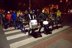 Průvod vedený skupinkou bubeníků prošel 17. listopadu v podvečer Kopřivnicí. Oslavu Dne boje za svobodu a demokracii si nenechaly ujít stovky Kopřivničanů s lampiony a svíčkami.
FOTO: DAVID MACHÁČEK