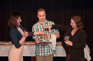 Sborník Jak se žilo v Kopřivnici pokřtila herečka Alena Sasínová-Polarczyk, která v průběhu večera přečetla několik ukázek z almanachu.
FOTO: PAVEL ŠENK