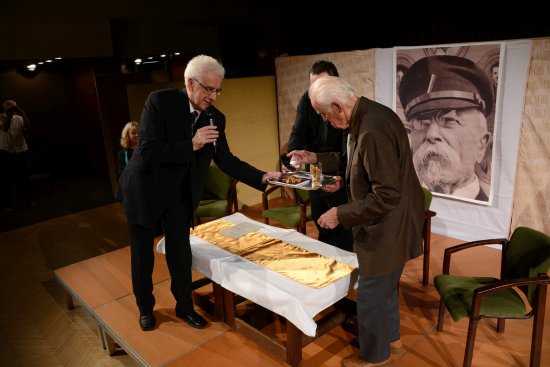 Hosté Kopřivnického pressování byli mimo jiné svědky netradičního křtu publikace T. G. M. a Kopřivnice škvarky a solí.
FOTO: DAVID MACHÁČEK