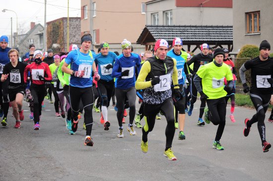 V posledním závodě Lašské běžecké ligy startovalo celkem 49 běžců a celkovým vítězem se stal Jakub Ambros z AK EZ Kopřivnice (č. 41).
FOTO: KRISTINA ČABLOVÁ