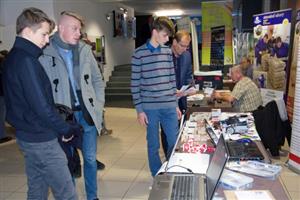 Víc než dvě stě padesát lidí se přišlo podívat na nabídku technického vzdělávání a následné zaměstnání v regionu. Svou nabídku prezentovalo 16 středních škol a učilišť, VŠB a čtyři podniky.
FOTO: DANA HOĎÁKOVÁ