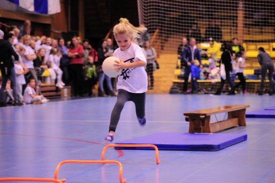 Akce Sportujeme s Emílkem pořádané ZŠ E. Zátopka se zúčastnilo šest mateřských škol a v obou disciplínách zvítězila MŠ Francouzská.
FOTO: KRISTINA ČABLOVÁ