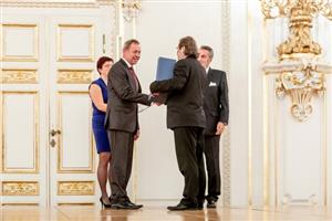 Na půdě Španělského sálu Pražského hradu převzal starosta Kopřivnice Miroslav Kopečný ocenění za společenský přínos. Město skončilo v kategorii Společensky odpovědná organizace II. stupně druhé a získalo i mezinárodní certifikát.
FOTO: MPO