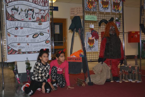 Čertovská výstava ve vestibulu radnice je společným dílem žáků hned několika kopřivnických základních a mateřských škol. K vidění bude až do 4. ledna.
FOTO: DANA HOĎÁKOVÁ