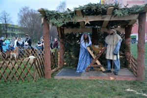 Součástí slavnostního zahájení adventu v centru Kopřivnice byl minulou neděli i živý betlém.
FOTO: DANA HOĎÁKOVÁ