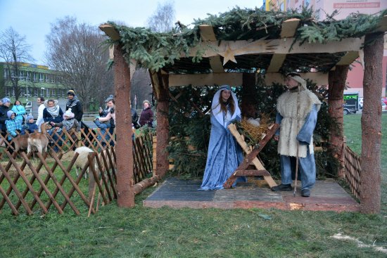 Součástí slavnostního zahájení adventu v centru Kopřivnice byl minulou neděli i živý betlém.
FOTO: DANA HOĎÁKOVÁ