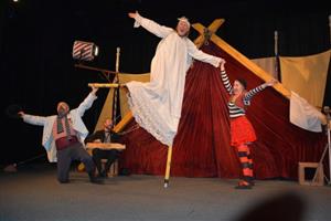 Jihočeské divadelní studio Studna hostovalo minulou neděli v Kopřivnici s výpravnou vánoční férií Byla cesta, byla ušlapaná.
FOTO: DANA HOĎÁKOVÁ