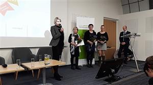 Zástupkyně města v čele s místostarostkou Dagmar Rysovou přebraly před týdnem ocenění, které potvrzuje, že Kopřivnice patří mezi nejlepší realizátory místní Agendy 21.
FOTO: BS