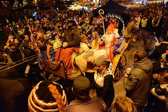 Mikuláš dorazil do Kopřivnice tradičně v bryčce tažené koňmi. V centru města ho očekávaly davy lidí.
FOTO: DAVID MACHÁČEK
