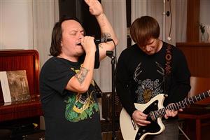 Součástí série adventních koncertů v Katolickém domě v Kopřivnici bylo minulou sobotu i vystoupení kapely Safenat Paneach se zpěvákem Petrem Wagnerem.
FOTO: DAVID MACHÁČEK
