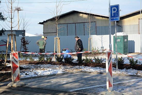 V pondělí probíhaly na novém parkovišti poslední úpravy. Od včerejšího dne už jej mohou obyvatelé sídliště Sever využívat k odstavení svých vozidel.
FOTO: D. MACHÁČEK
