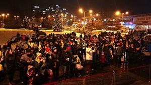 Minulou středu se i v Kopřivnici sešli místní lidé, aby si společně zazpívali vánoční koledy. Akce Česko zpívá koledy se v našem městě uskutečnila poprvé, přestože její tradice je osmiletá.
FOTO: JANA HROMOČUKOVÁ
