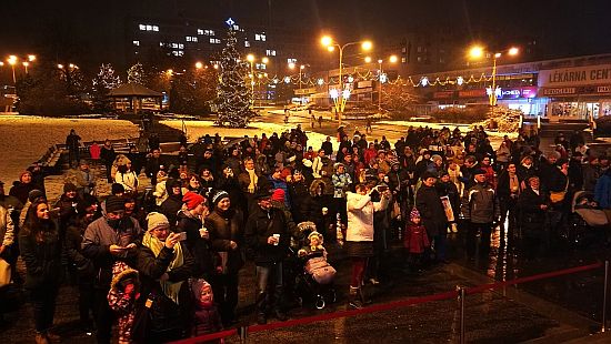 Minulou středu se i v Kopřivnici sešli místní lidé, aby si společně zazpívali vánoční koledy. Akce Česko zpívá koledy se v našem městě uskutečnila poprvé, přestože její tradice je osmiletá.
FOTO: JANA HROMOČUKOVÁ
