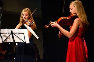 Součástí programu předvánočního koncertu ZUŠ Z. Buriana bylo Haydnovo Scherzo v podání smyčcového dua Adély a Anny Jadvidžákových.
FOTO: DAVID MACHÁČEK

