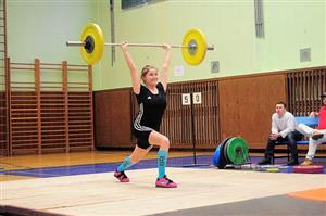 Adéla Pustějovská (ASK Tatra Kopřivnice) na Velké ceně Kopřivnice zvedla nad hlavu ve dvojboji celkem 92 kg.
FOTO: KRISTINA ČABLOVÁ

