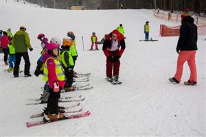 V sobotu 12. ledna se rozjely vleky v lyžařském areálu na Červeném kameni a začala výuka Lyžařské školy Sluníčko.
FOTO: DAVID MACHÁČEK