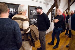 Grafik a fotograf Karel Kudera diskutuje s účastníky vernisáže své nejnovější výstavy v Muzeu na Fojtství.
FOTO:DAVID MACHÁČEK