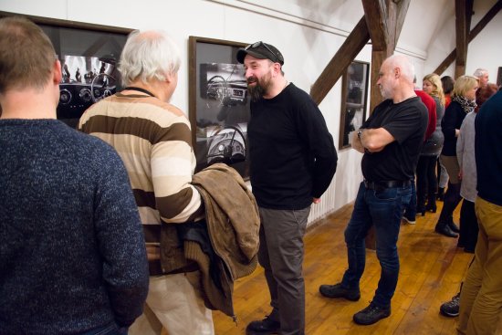 Grafik a fotograf Karel Kudera diskutuje s účastníky vernisáže své nejnovější výstavy v Muzeu na Fojtství.
FOTO:DAVID MACHÁČEK