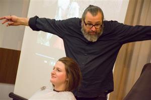 Jan Špilar se při svém hostování v Kopřivnici představil nejen jako kadeřník, ale i jako zábavný vypravěč.
FOTO: DAVID MACHÁČEK