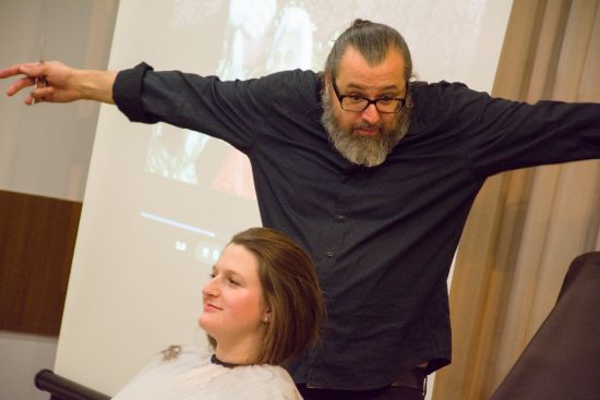 Jan Špilar se při svém hostování v Kopřivnici představil nejen jako kadeřník, ale i jako zábavný vypravěč.
FOTO: DAVID MACHÁČEK