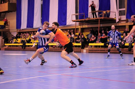 S rumunským celkem CS Minaur Baia Mare si kopřivničtí házenkáři vyzkoušeli jiný styl hry, než je v Česku běžný (s míčem Patrik Fulnek).
FOTO: KRISTINA ČABLOVÁ