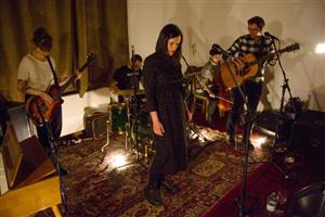 Na půdě Vily Machů proběhl minulý pátek večer výjimečný koncert hudebního projektu Kalle, na kterém ústřední duo doprovodila kompletní kapela.  
FOTO: DAVID MACHÁČEK