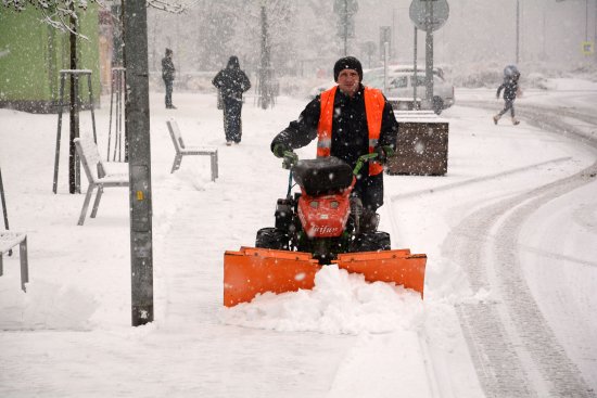 Při pondělním silném sněžení poslalo Slumeko do ulic veškerou svou techniku i personál. I tak ale zimní počasí bylo příčinou několika drobných nehod.
FOTO: DAVID MACHÁČEK