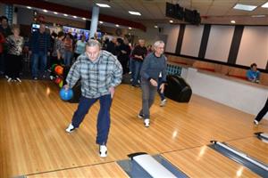 Více než 70 seniorů se přišlo bavit na první letošní akci pořádanou kopřivnickou radnicí, bowling si zahráli téměř všichni.
FOTO: DANA HOĎÁKOVÁ