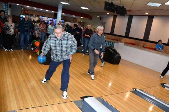 Více než 70 seniorů se přišlo bavit na první letošní akci pořádanou kopřivnickou radnicí, bowling si zahráli téměř všichni.
FOTO: DANA HOĎÁKOVÁ