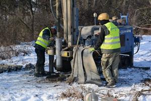 V tomto týdnu specializovaná firma ukončí vrtné práce v areálu bývalé skládky za zdejší čističkou odpadních vod. Odebrané vzorky nyní poputují do laboratoří.
FOTO: DAVID MACHÁČEK