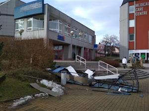 Silný vítr v noci z 1. na 2. února napáchal škody na budovách i zeleni ve městě a zaměstnal zdejší jednotku dobrovolných hasičů, kteří následky řádění živlu likvidovali po celou sobotu. FOTO: DAVID MACHÁČEK