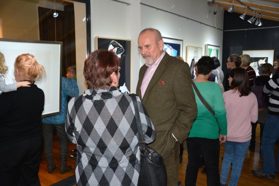 Karikaturista Josef Blecha za velkého zájmu veřejnosti otevřel svou výstavu v Lašském muzeu a diskutoval s návštěvníky vernisáže.
FOTO: DAVID MACHÁČEK